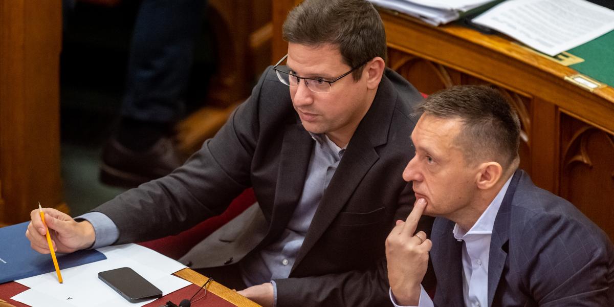 Gulyás Gergely ceruzával, mellette Rogán Antal. Gondolkodóban