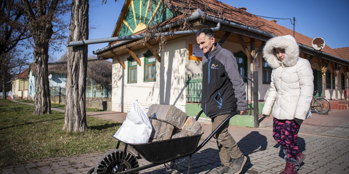 A kömlői Törőcsik Józsefnek segítenek az álláskeresésben, és a nagy hidegben extra brikett-­csomagot is kapott