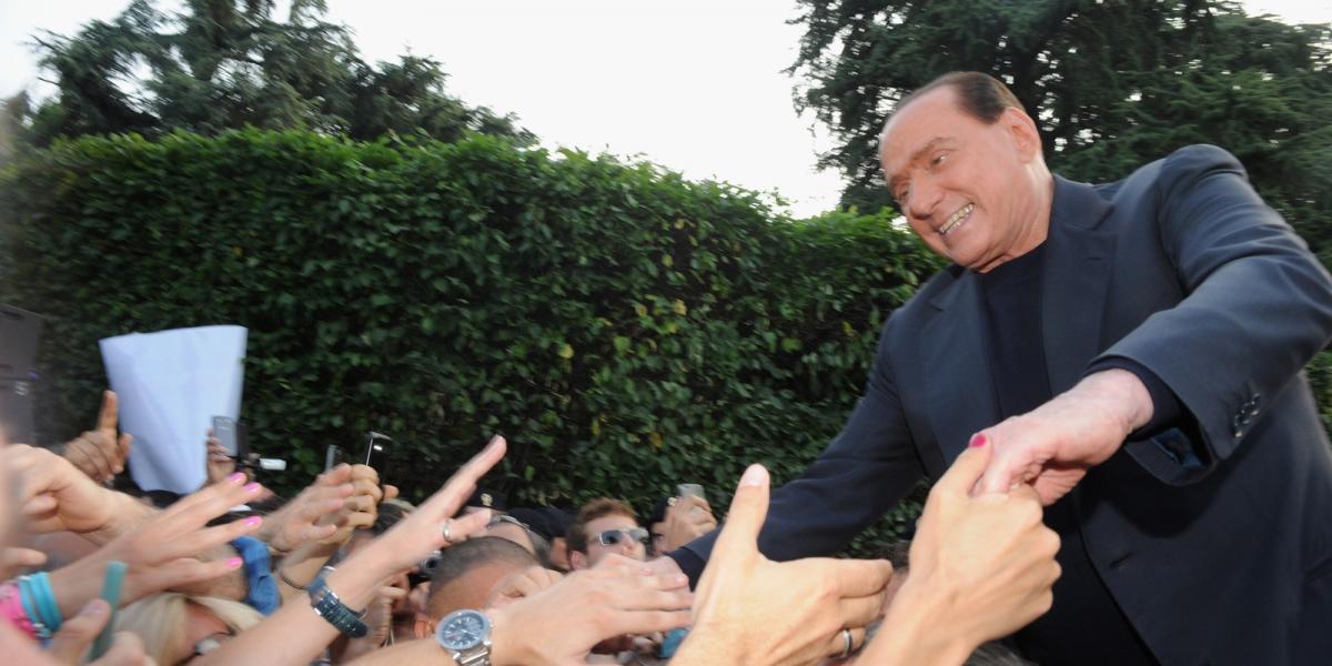 Silvio Berlusconi San Martino-i háza előtt fogadta lelkes hívei gratulációit, még a nyáron. Fotó: Pier Marco Tacca/Getty Images.