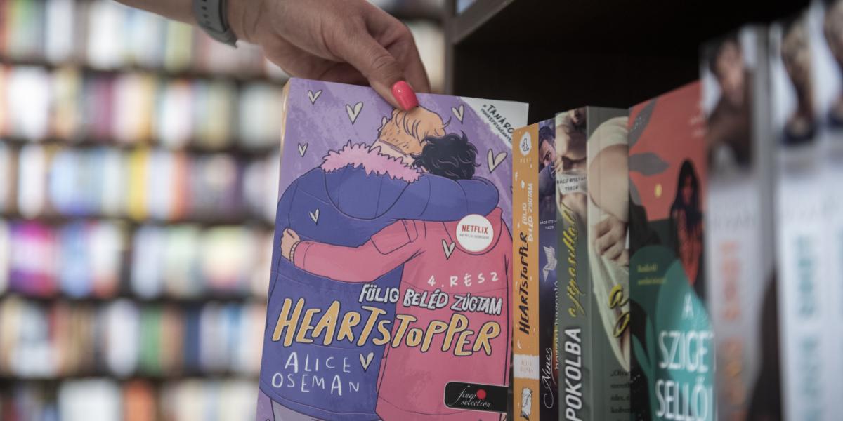 A Netflix-sorozatnak köszönhetően vált népszerűvé a Heartstopper, a magyar kormány „reklámjának” köszönhetően pedig országos siker