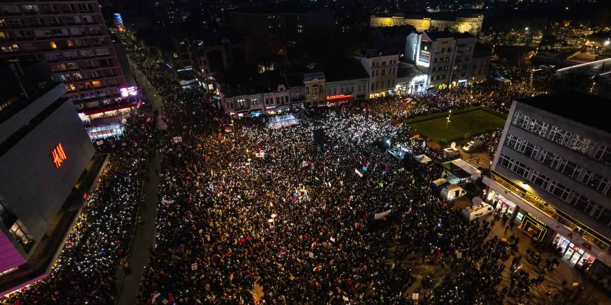 A niši tüntetésen, amelyre Szerbia egy sor másik településéről is érkeztek diákok, az esti órákban felolvasták az egyetemisták kiáltványát