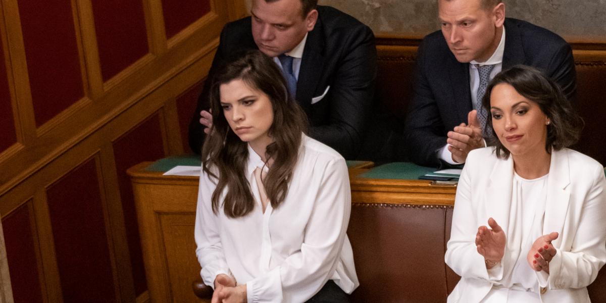 Orbán Sára és Orbán Ráchel az édesapjuk miniszterelnöki beiktatásán a parlamentben 2022. május 16-án 