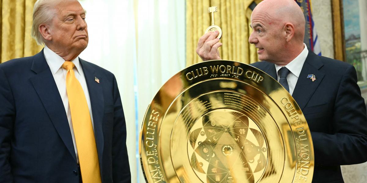 Infantino a Trumpnál tett látogatása alkalmával magával vitte a 2025-ös FIFA-klubvilágbajnokság hivatalos trófeáját