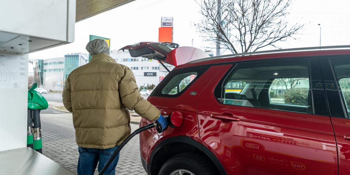 Amit a kútoszlopon látunk, az az ár leg­alább csökken