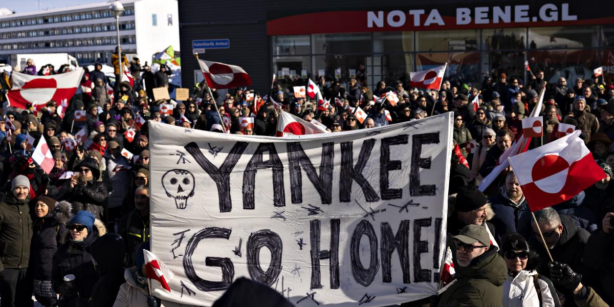 Tüntetők a „Grönland a grönlandiaké” jelszóval meghirdetett demonstráción Nuukban, 2025. március 15-én.