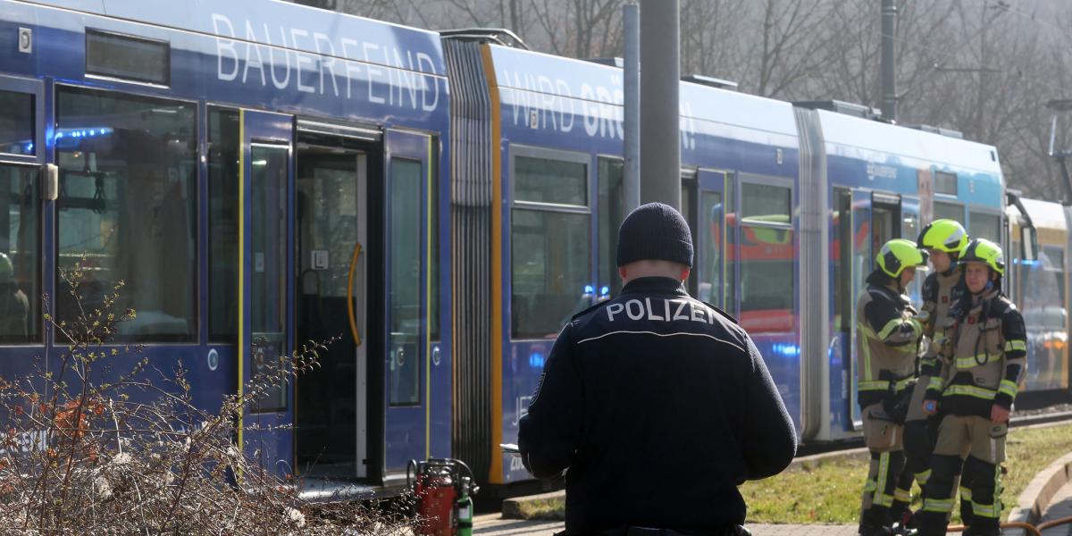 Rendőrök és tűzoltók a támadás helyszínén a Türingia tartománybeli Gera városában 2025. március 16-án. 
