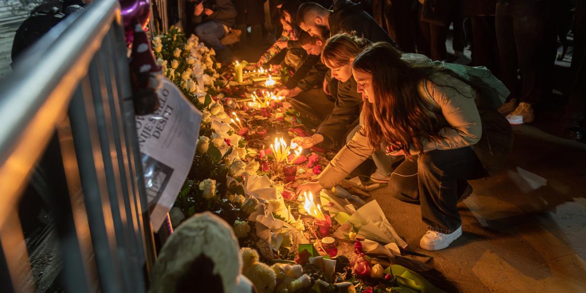 Megemlékezés az újvidéki vasútállomás előtt január 31-én 