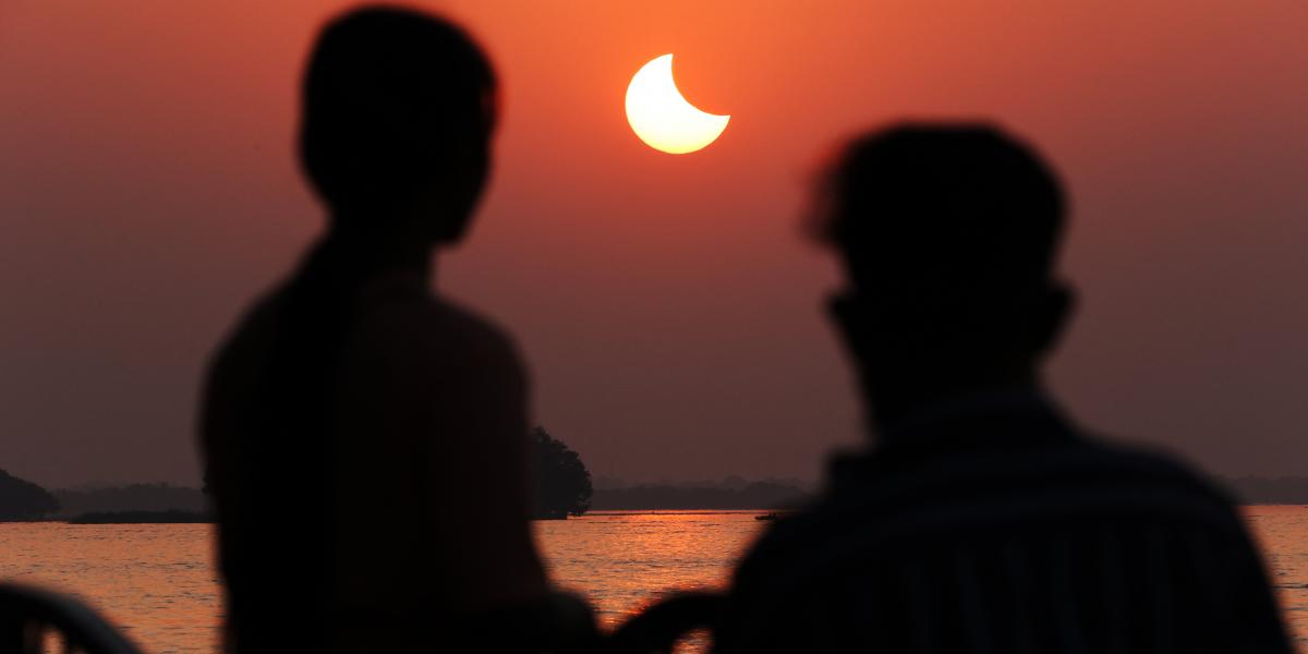 Az együttállás, amelynek során a Hold a Föld és a Nap közé kerül