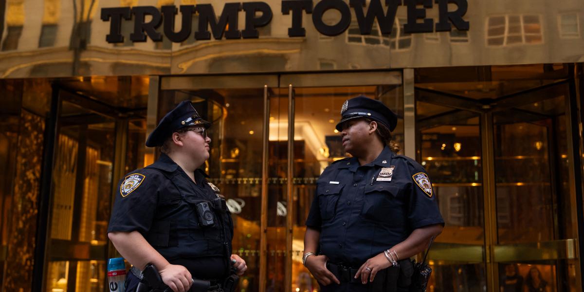 Illusztráció: Rendőrök a New York-i Trump Tower előtt 2024. július 13-án 