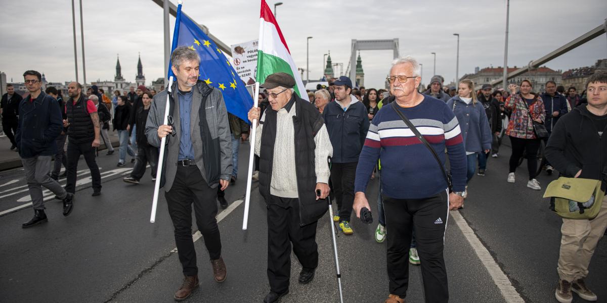 Hadházy Ákos az Erzsébet hídon április 15-én 