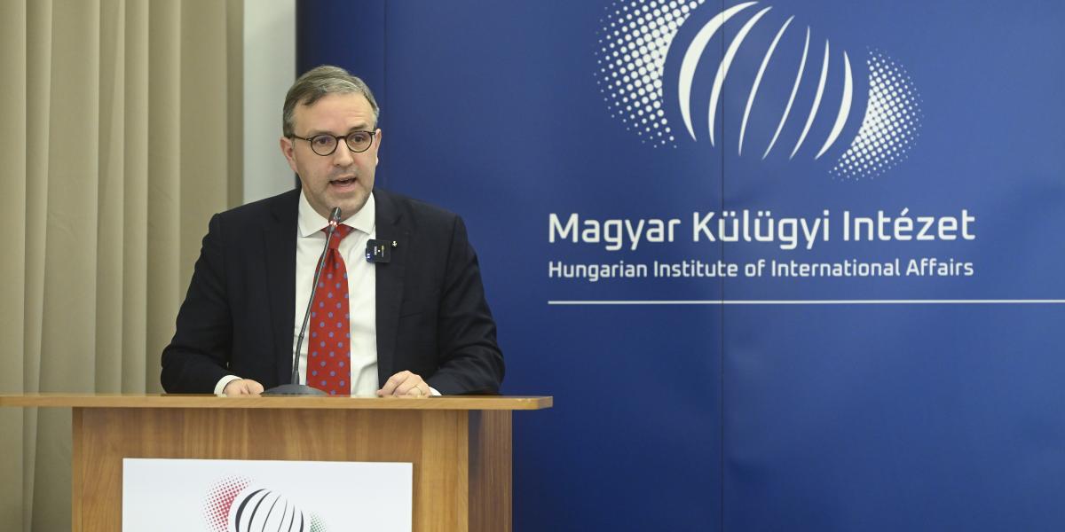 Gladden Pappin, az MKI elnöke A csatlakozás ára: Ki fizeti meg Ukrajna EU-tagságát? címû tanulmányának bemutatóján Budapesten 2025. március 12-én