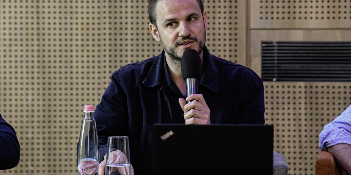 A sajtótájékoztatón a kurátor, Pintér Márton elmondta, hogy a tárlat egy mára elhagyatott építészirodát fog idézni