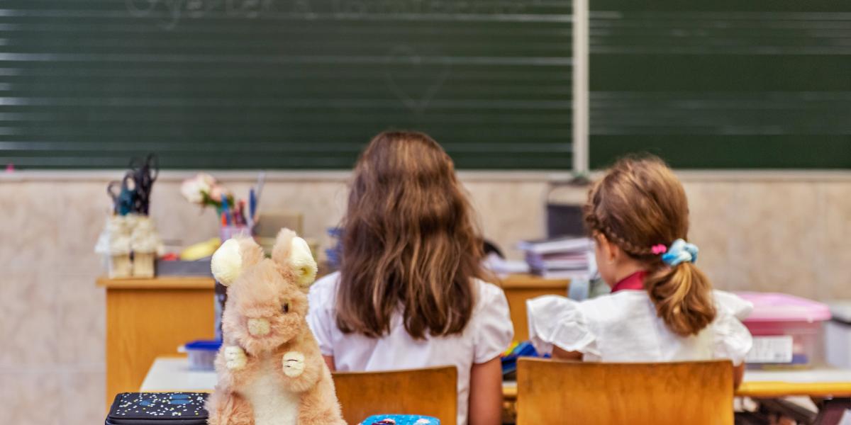 Diákok az első padsorban. Fiatalok nem nagyon oktatják őket