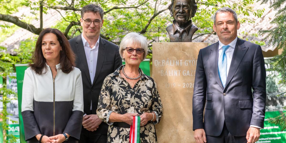 Nyitrainé Dr. Sárdy Diána campus-főigazgató, Récsei Antónia, Bálint György özvegye és Dr. Gyuricza Csaba rektor, Agrár- és Élettudományi Egyetem 