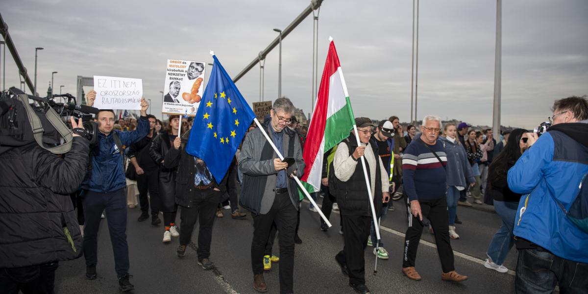 Hadházy Ákos tüntet a lezárt Erzsébet hídon április 15-én 