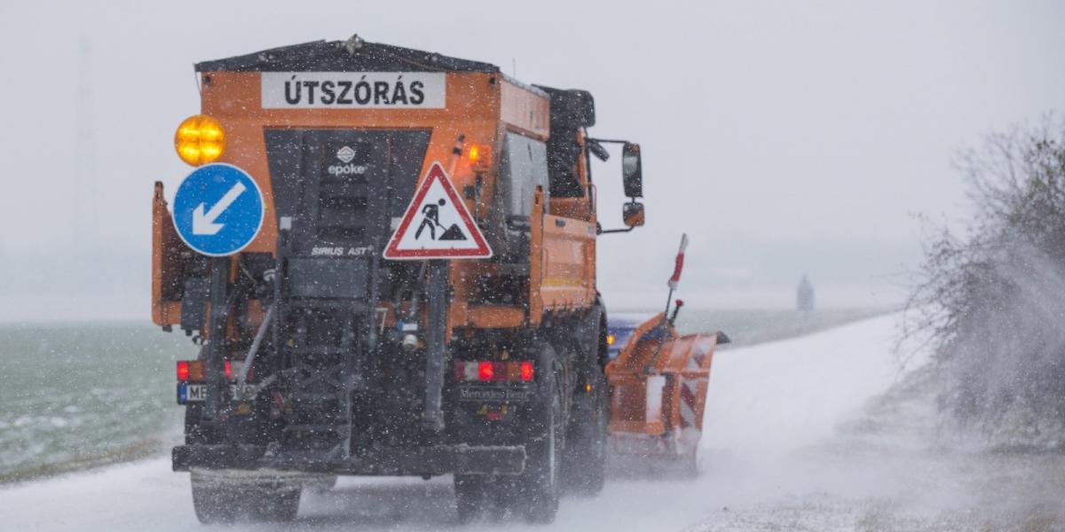 Hókotró a behavazott úton Orosháza közelében 2014. december 28-án. MTI Fotó: Rosta Tibor