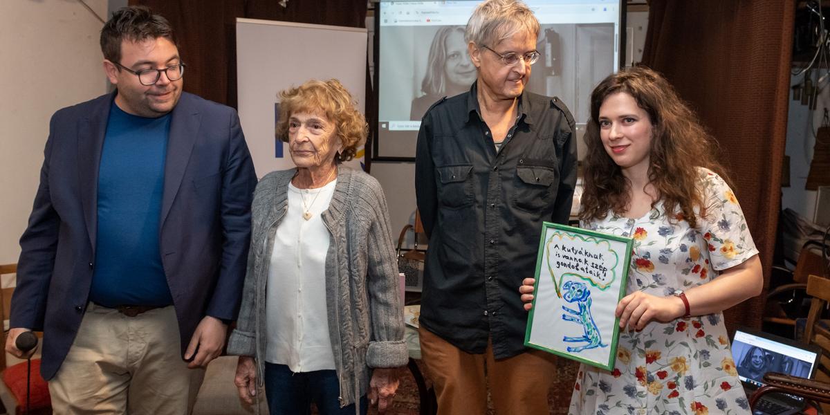 Szegő János, Hazai Éva és Garaczi László a díjazott Simon Bettinával, aki a pénzjutalom mellé egy Hazai Attila-festményt is kapott