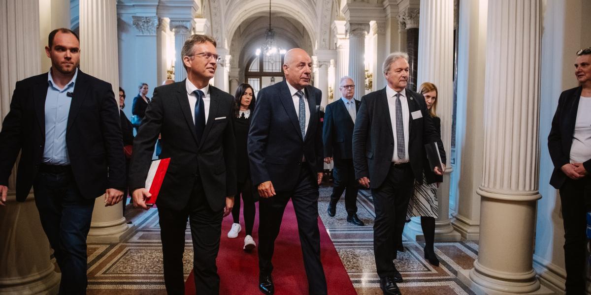 Sulyok Tamás államfő Hankó Balázs kulturális államtitkár és Freund Tamás akadémiai elnök között az MTA jubileumi közgyűlésén 2025. május 5-én 