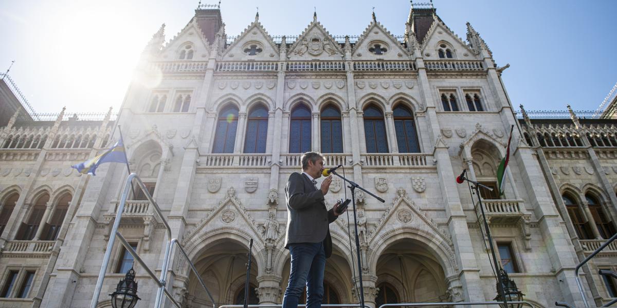 Hadházy Ákos a Parlament előtt május 1-én 