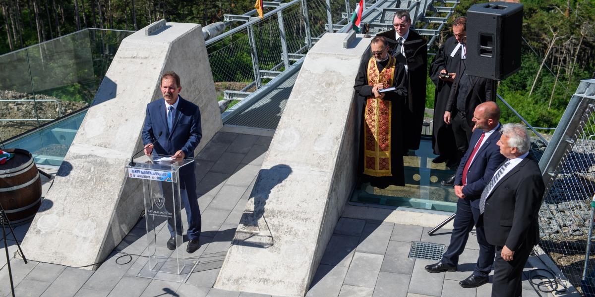 Szamosvölgyi Péter polgármester beszédet mond a híd avatásán 2024. június 4-én 