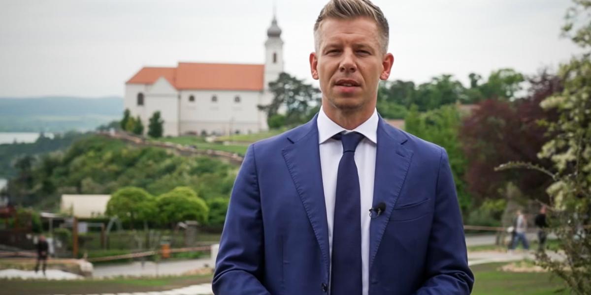 A Tihanyi Apátság elől jelentkezett be Magyar Péter