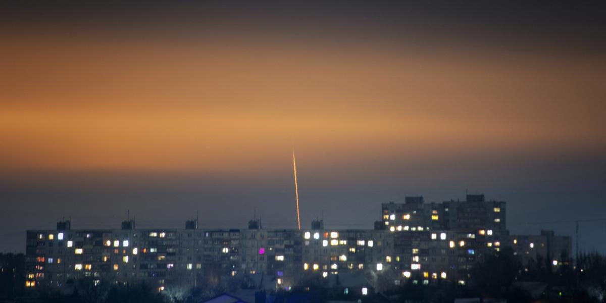 Belgorod térségéből Harkiv felé kilőtt orosz rakéta (korábbi felvétel). 