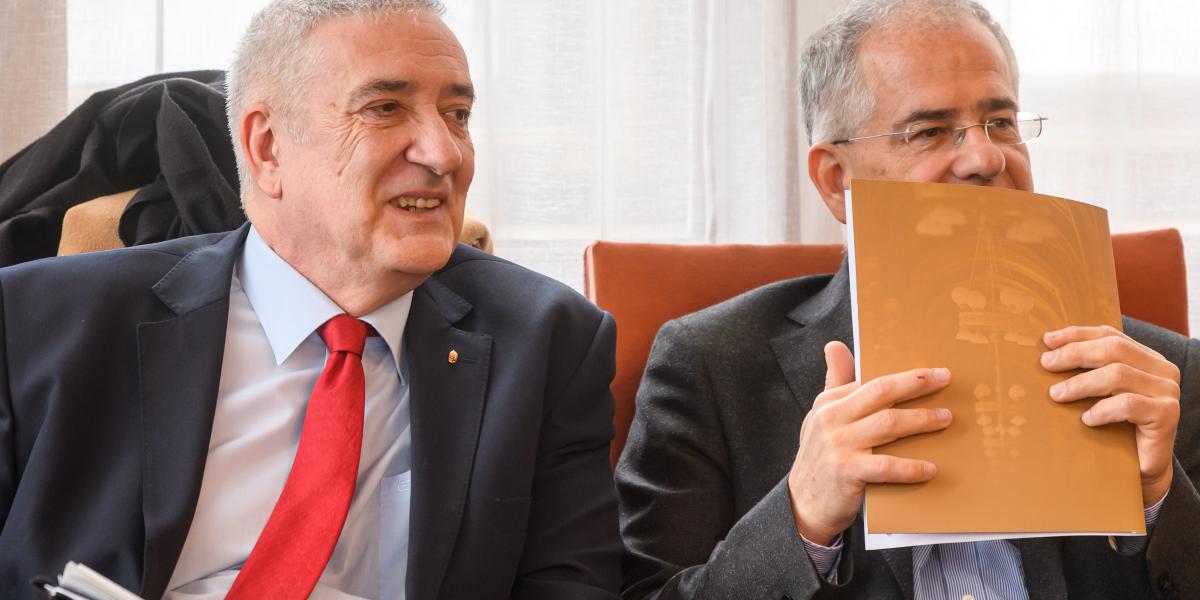 Halász János és Kósa Lajos az országgyűlés Igazságügyi Bizottságában a közélet átláthatóságáról szóló törvényjavaslat vitáján május 19-én 