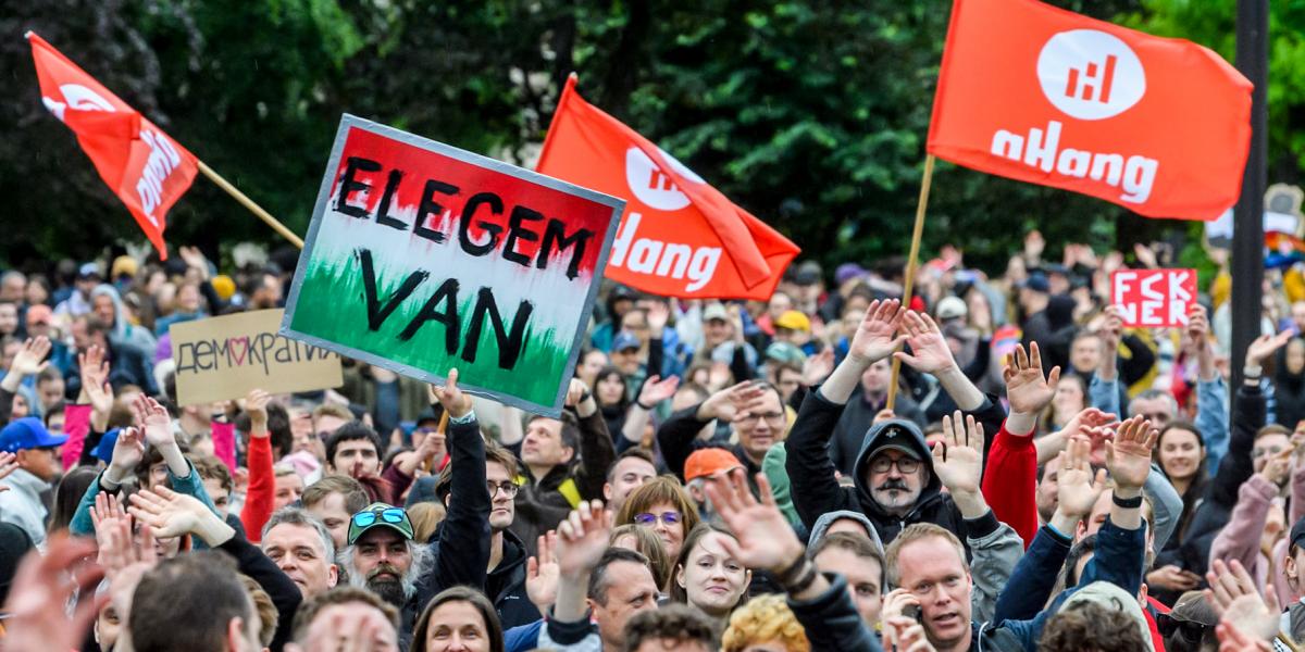 Tüntetés a Kossuth Lajos téren május 18-án az átláthatósági törvény ellen