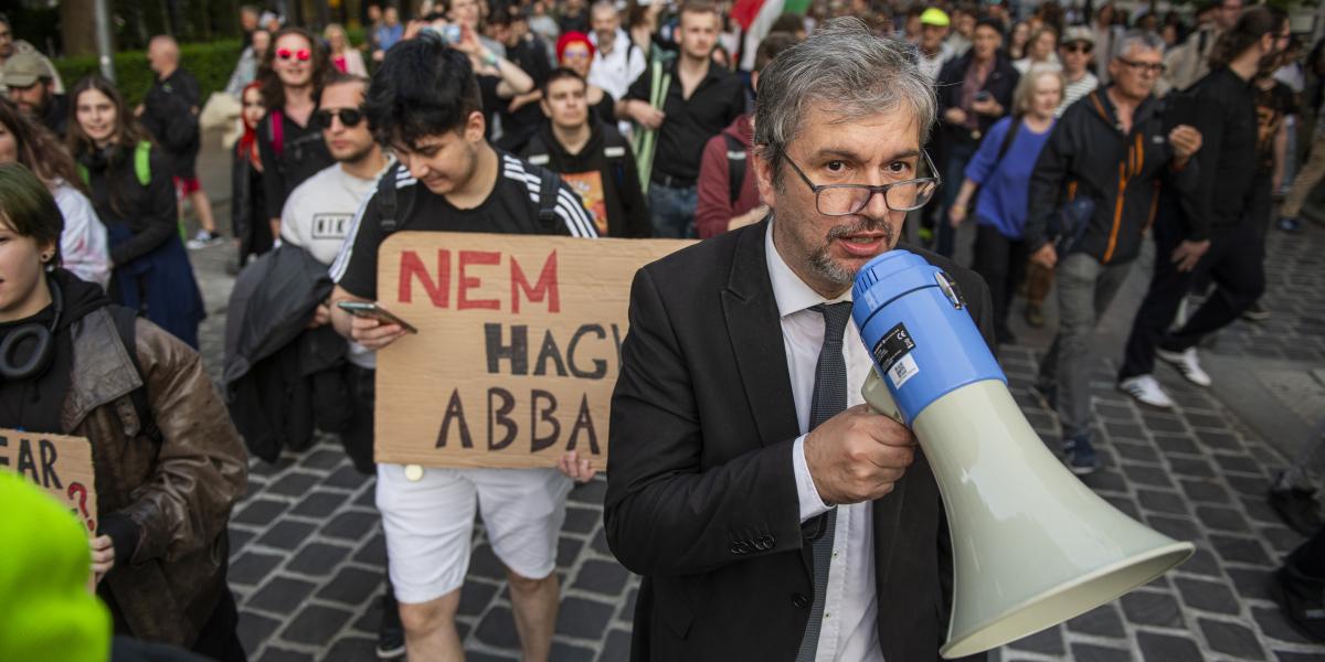 Hadházy Ákos május 20-án a tizedik tüntetésen