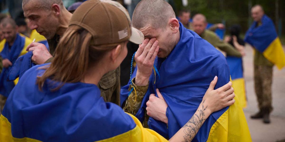 Újabb 307 ukrán katona tért vissza Ukrajnába a Kijev és Moszkva közötti nagyszabású fogolycsere-megállapodás keretében 2025. május 24-én.