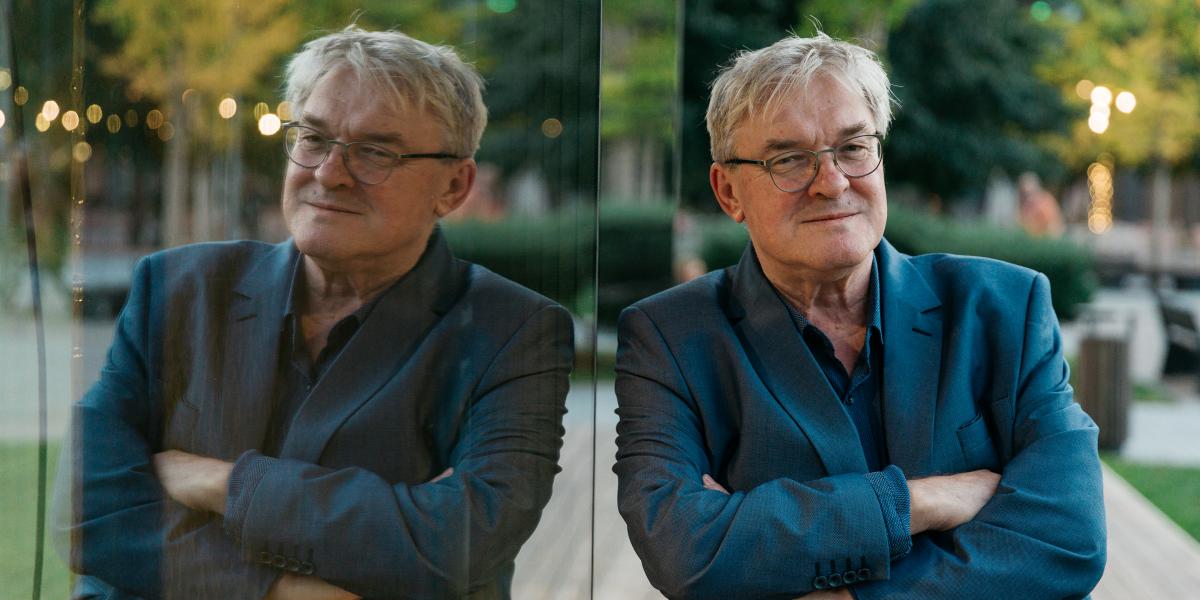 Interjúiban a szerző is utalt arra, hogy az értelmiség – és a magyar társadalom – jelentős része lelkileg-szellemileg mennyire felkészületlen volt a rendszerváltásra