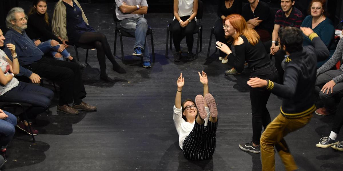 Közjáték a színpadon és a valóságban a hivatali útvesztőkben