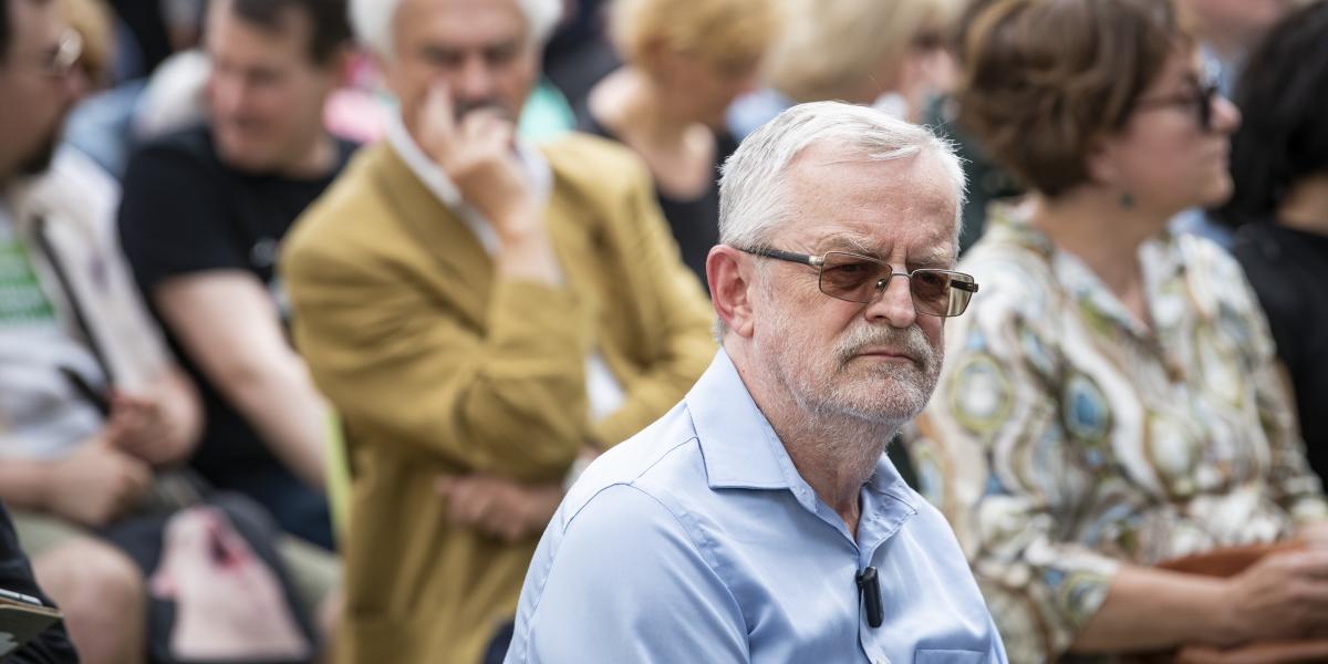 Margócsy István irodalomtörténész több tanulmányban is elemzi a Petőfi-mű bonyolult szakmai, társadalmi, politikai utó­életének lényegi tendenciáit, a bennük tetten érhető ellentmondásokat. Azokat, melyek abból fakadnak, hogy a kutatás eddigi nagy rendsze