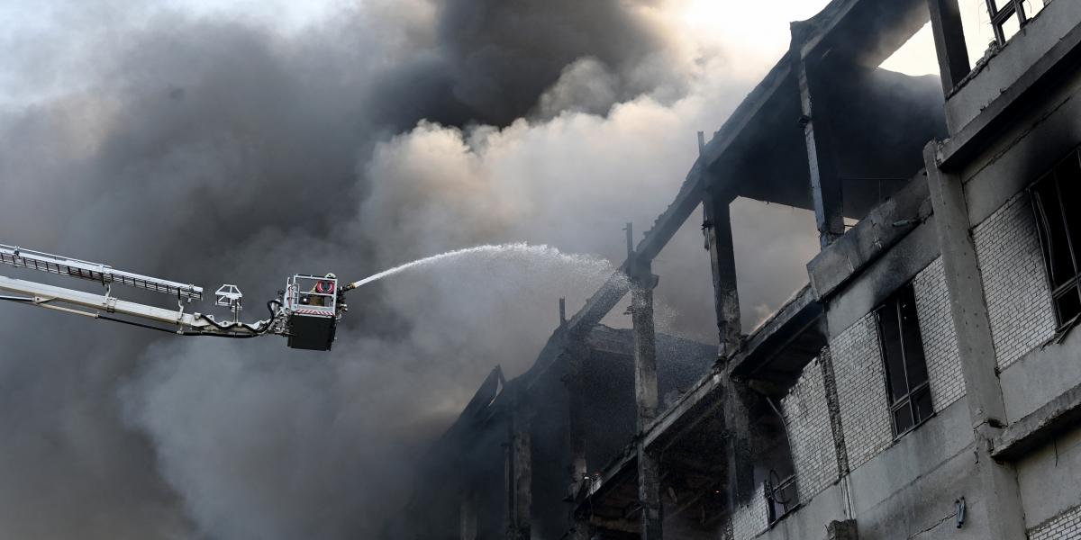 Tűzoltók dolgoznak Harkiv városában 2025. június 7-én kora reggel, miután Oroszország drónokkal és rakétákkal támadta Ukrajnát