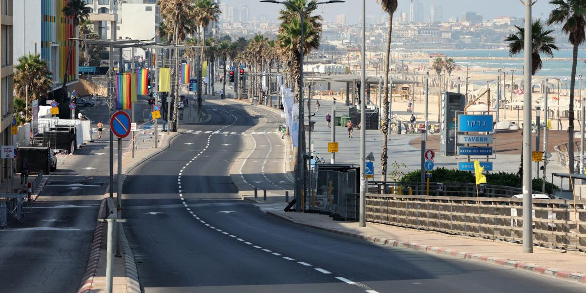 Üres utca Tel-Avivban június 13-án, miután az izraeli hadsereg közölte az iráni ellentámadás hírét 