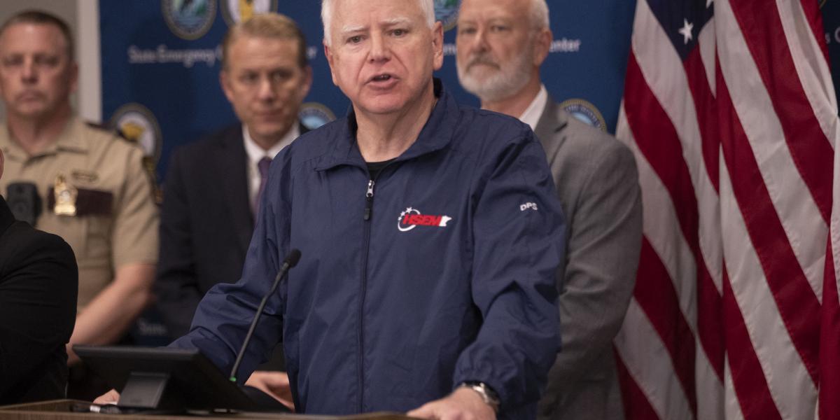 Tim Walz, Minnesota állam demokrata kormányzója sajtótájékoztatót tart a gyanúsított elfogásáról