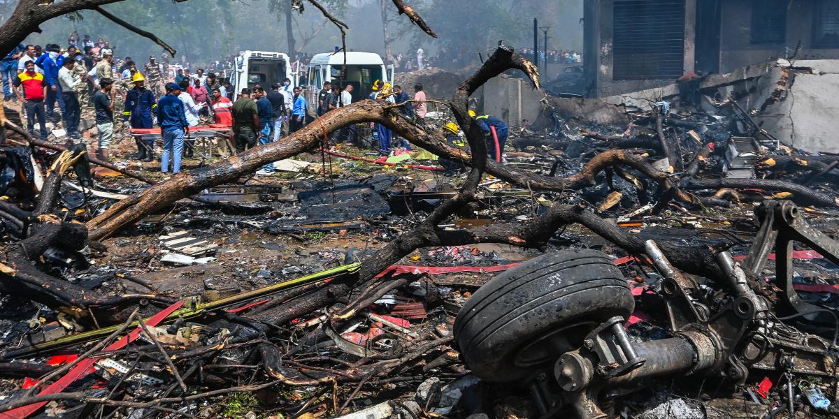 Mentési munkálatok az Air India járatának katasztrófájának helyszínén 2025. június 12-én