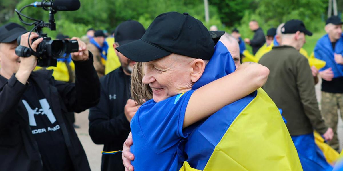 Hazaérkező ukrán hadifoglyok egy Zelenszkij elnök Telegram-csatornáján június 19-én hely- és időmegjelölés nélkül közreadott fotón 