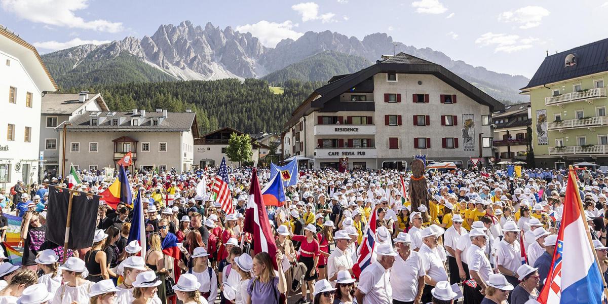 Kórusfesztivál
a dél-tiroli San
Candidóban.
Mindenféle
nációk boldogan
kavarognak a főtéren,
azt érzed,
ilyennek kéne
lennie a világnak:
vidámnak,
barátságosnak
és boldognak