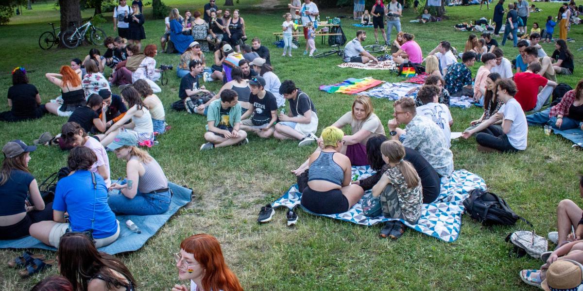 Csak egyfajta gyülekezési jog van, és az mindenkit megillet