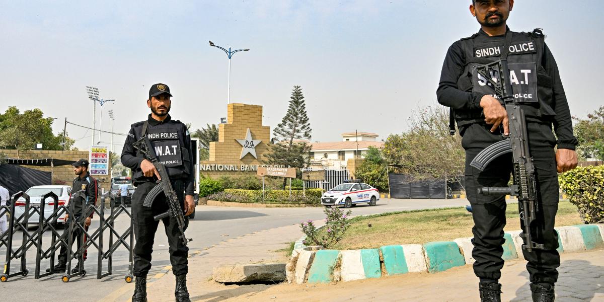 Pakisztáni kommandósok őrködnek a karacsi Nemzeti Stadion előtt 2025. február 17-én. 