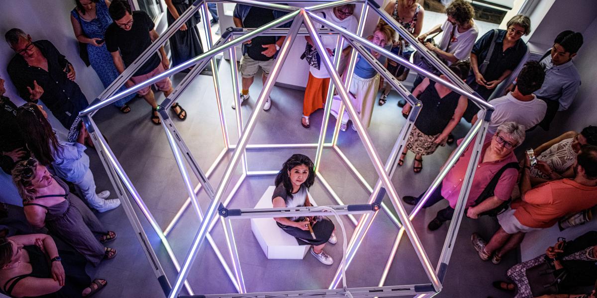 A pavilon rendszerint egy kertben áll, ahol körbetekintve befogadható a táj látványa – egy tér és idő által kimetszett pillanat képe