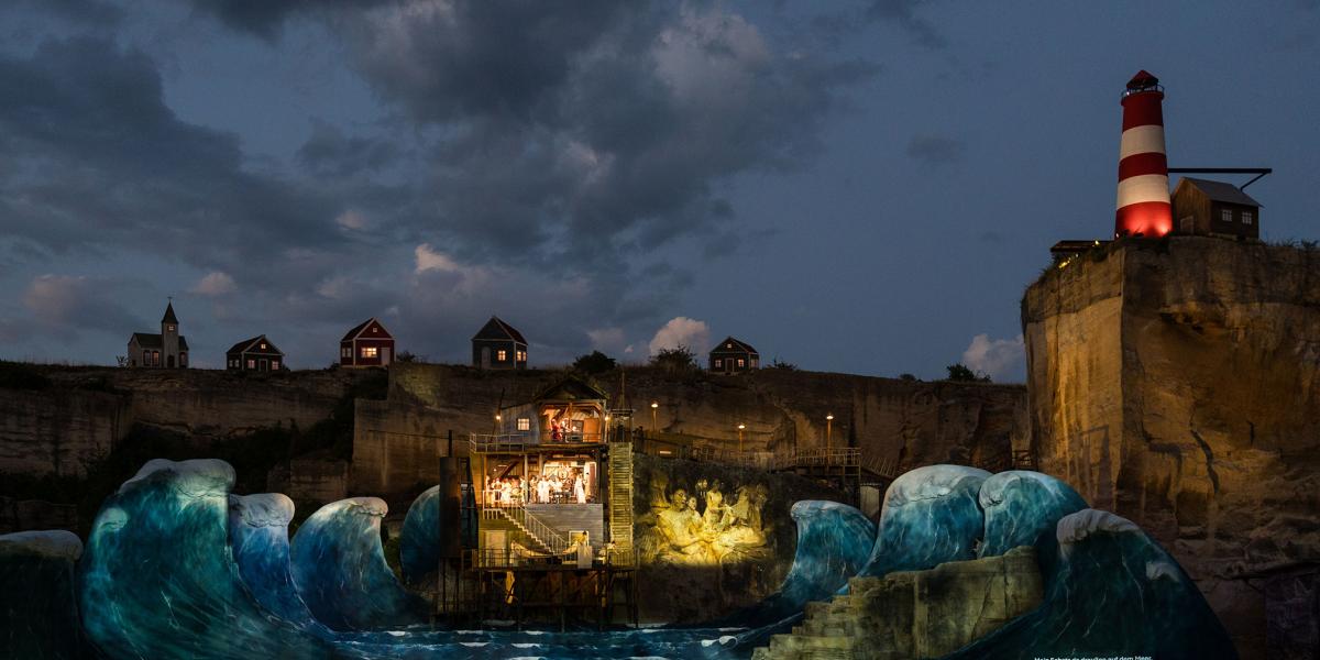 Minél tovább szemlélte az ember a színpadot, annál több izgalmas részletet fedezhetett fel