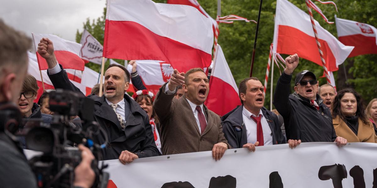 A lengyel szélsőjobb vezető politikusainak sora szimpatizál a 49 éves Robert Bąkiewicz által életre hívott „migránsellenes” őrjáratokkal