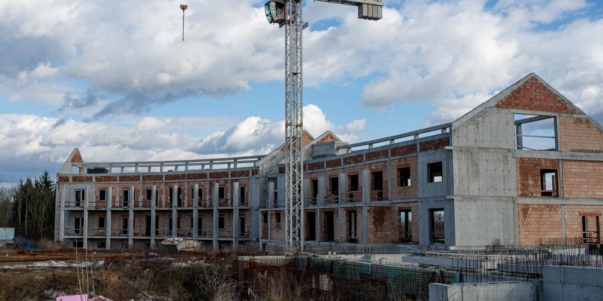 Eredetileg 2022-es átadással hirdették meg a csurgói sporthotelt, amelyre 3 milliárdot kapott a város, ám a költségek azóta nagyjából megduplázódtak, a befejezésre azonban még mindig semmi remény