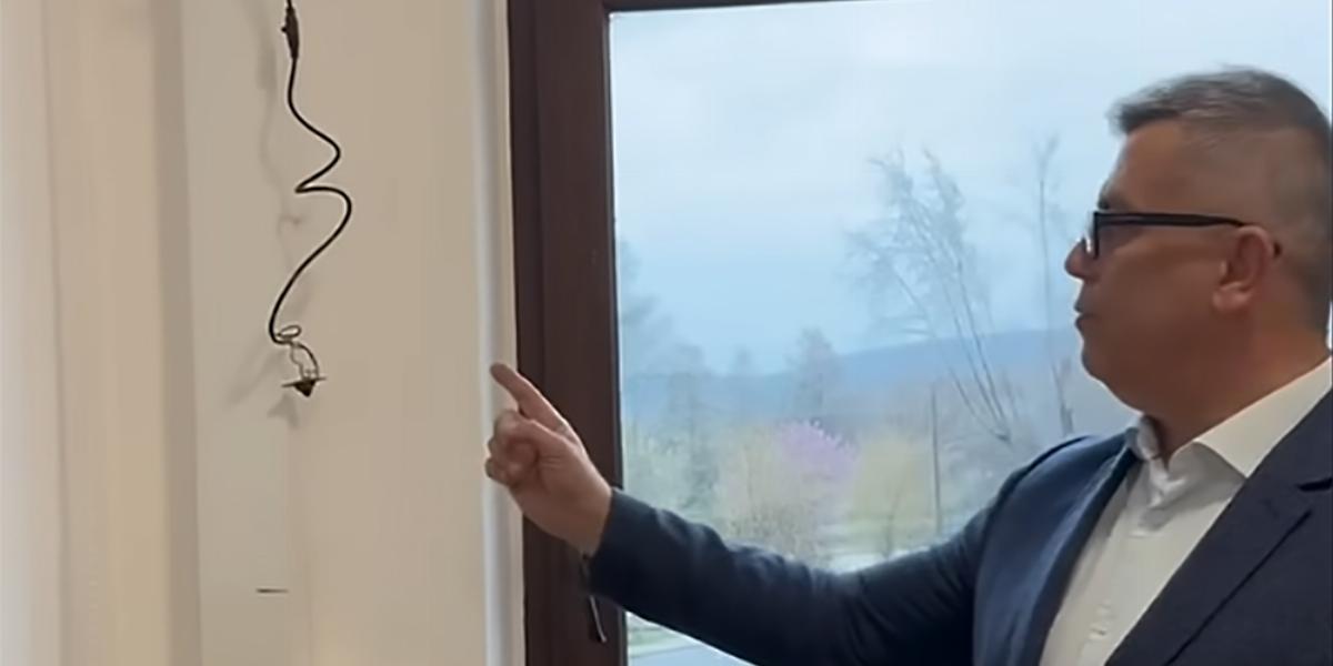 Bercsényi László polgármester a balatonalmádi jegyzői irodában talált lehallgatókészülékkel március 28-án 