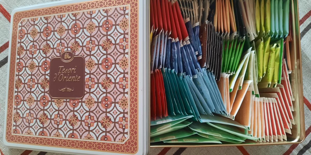 Van, ahol a felesleges, teafilterekkel teli, díszes bádogdobozt tulajdonosa kirakja a kuka mellé, elviheti, aki vágyik rá, ha valamire nincs már szükségünk, ne sajnáljuk másoktól