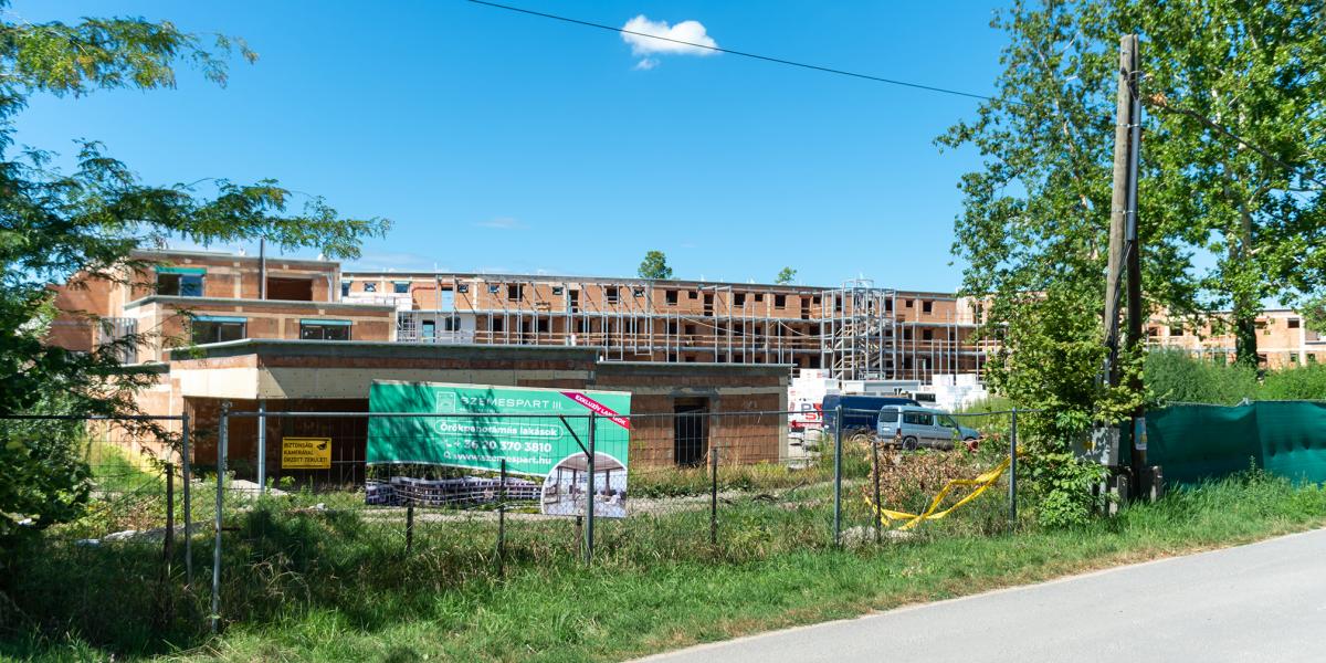 A Balatonnál a régi faház nyaralók helyett társasházak épülnek, amelyeket a tulajdonosaik egész évben használhatnak