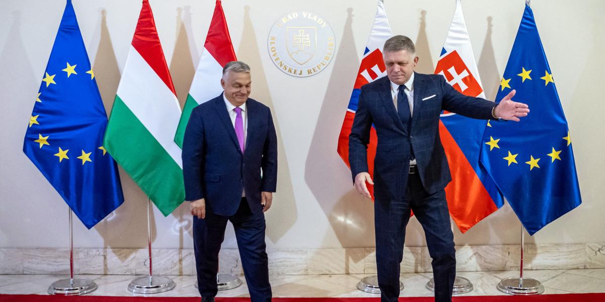 Orbán Viktor és Robert Fico januárban Pozsonyban még együtt ünnepelte Donald Trump beiktatását, de a szlovák kormányfő már akkor nyugatra mutatott 