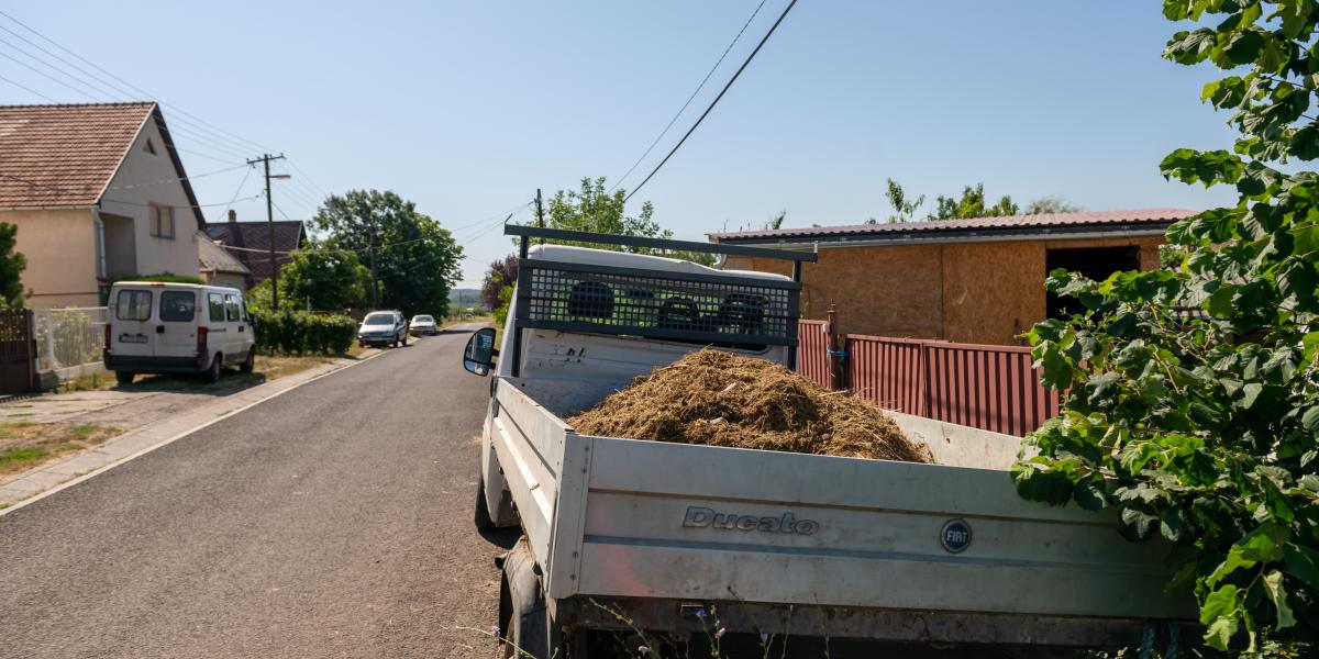 A gazda a ház előtt, közterületen tárolja a lovak alól kiszedett trágyát egy teherautón, és csak akkor viszi el, ha teljesen megtelik